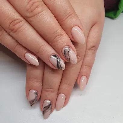 Bee Nails
