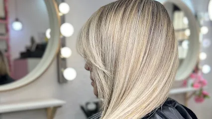 Carlos y Xavier Peluquería / Uñas
