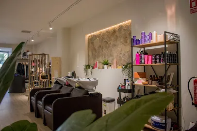 Carmen Cabrera, Peluquería y Maquillaje