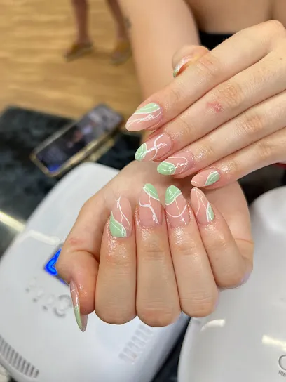 Centre Nails 2
