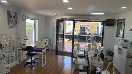 Hay Mirame las uñas