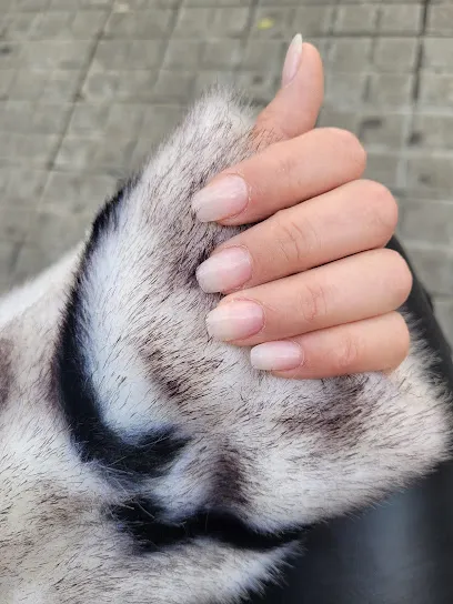 Más que uñas