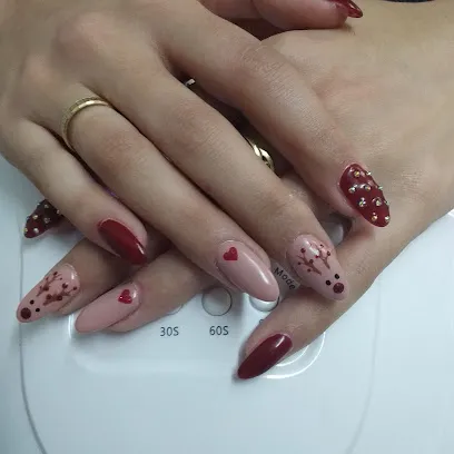 Más que uñas