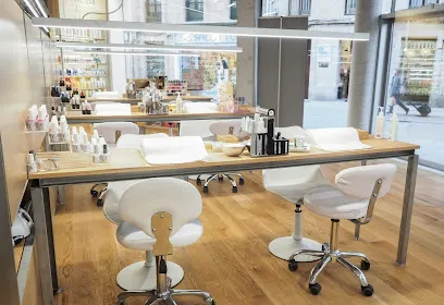 NAIL BAR