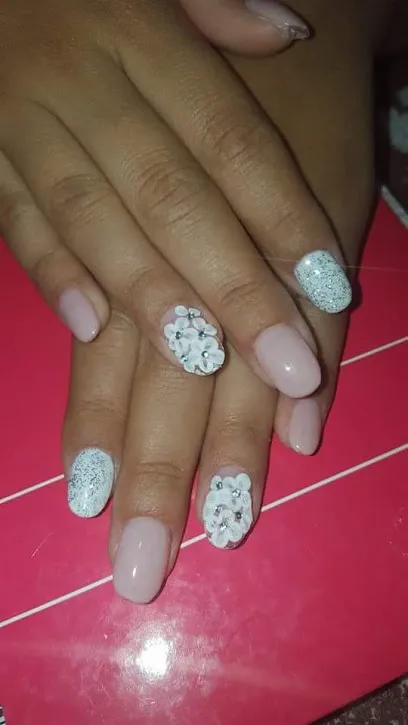 Oana Neacsu | Uñas de Porcelana