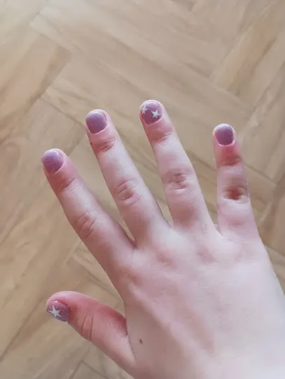 Uñas y +
